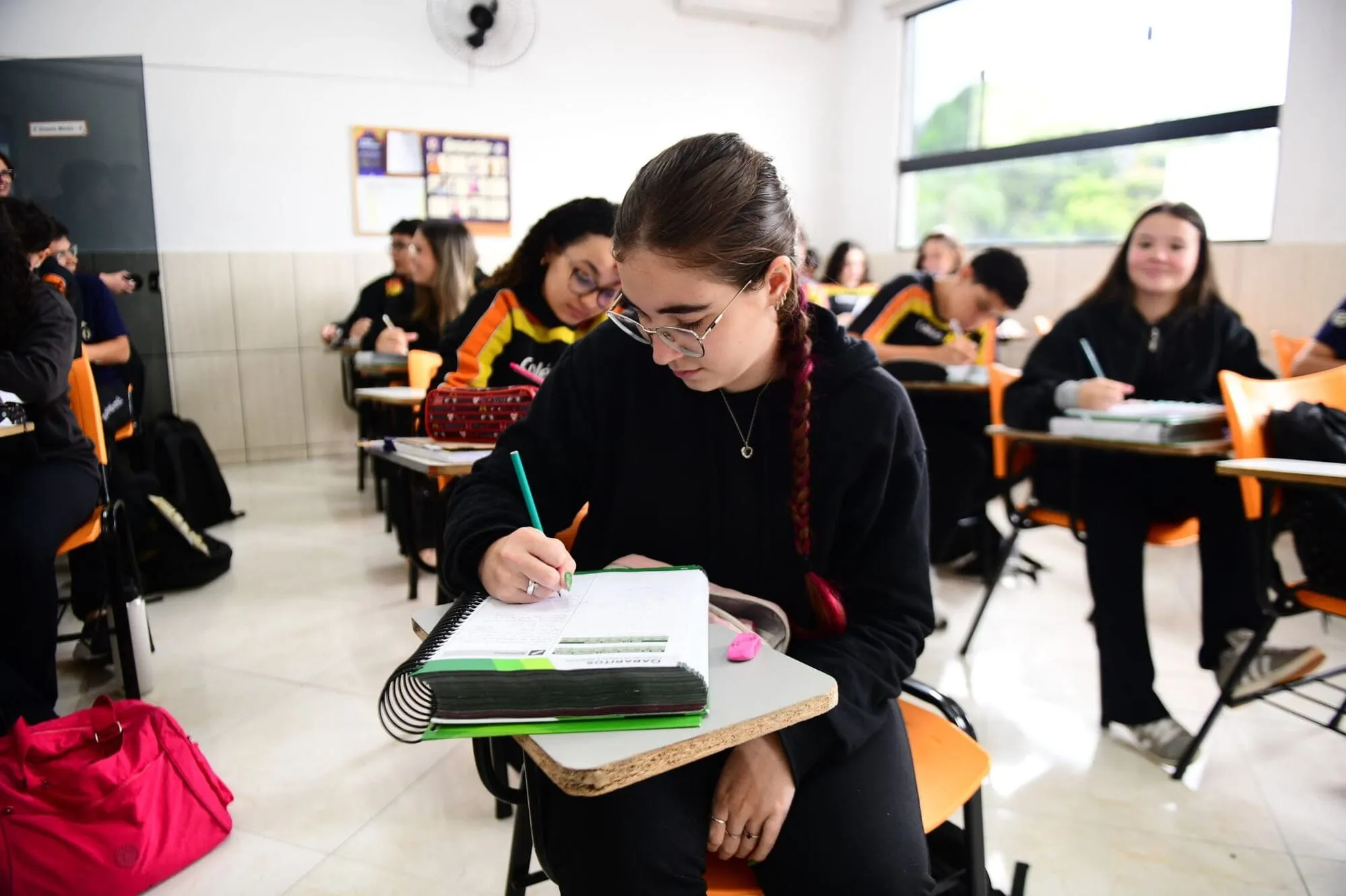 Aluna estudando em sala, Ensino Médio do Colégio Basic