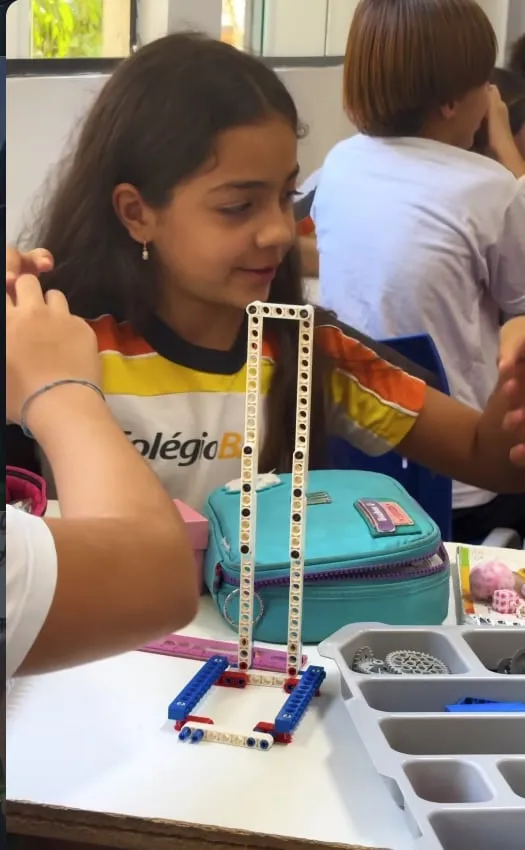 Aluna montando estrutura, robótica no Colégio Basic