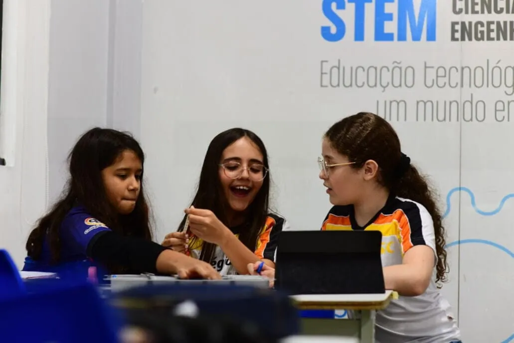 Alunas do Colégio Basic em atividade no laboratório STEAM