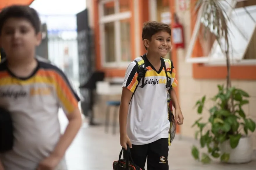Aluno chegando no corredor, Ensino Fundamental I do Colégio Basic