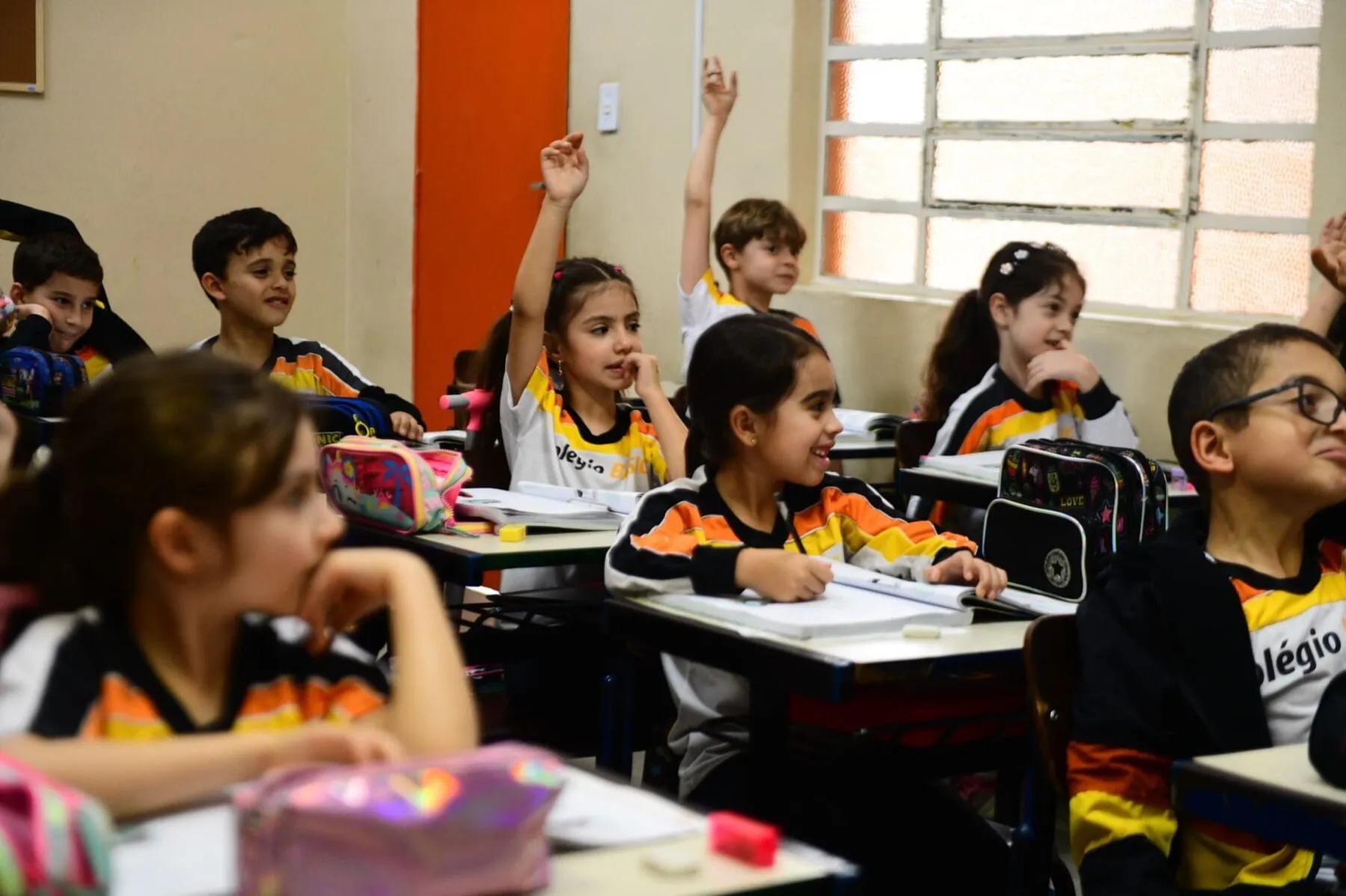 Alunos levantando a mao, Ensino Fundamental I do Colégio Basic