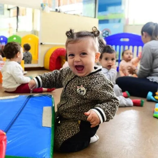 Bebê brincando no berçário do Colégio Basic