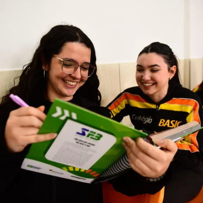 Aluna do Ensino Médio com o material do Sistema Farias Brito