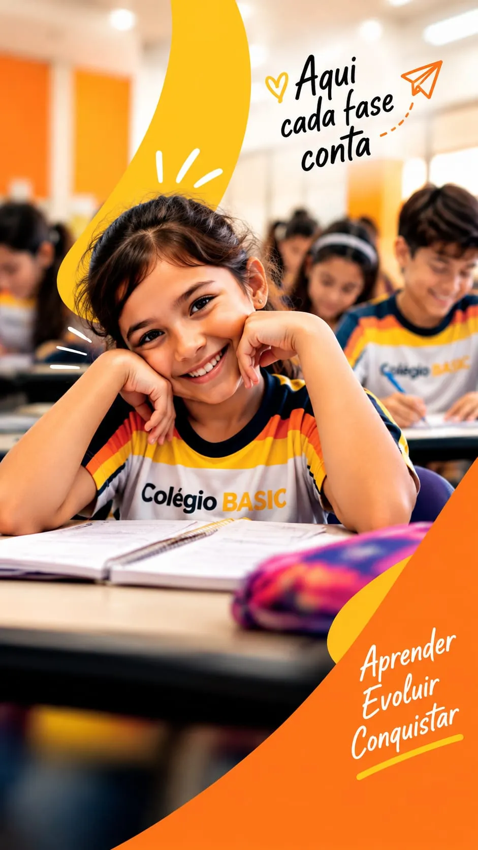 Aluna do Colégio Basic sorrindo apoiada na carteira, com a turma estudando ao fundo