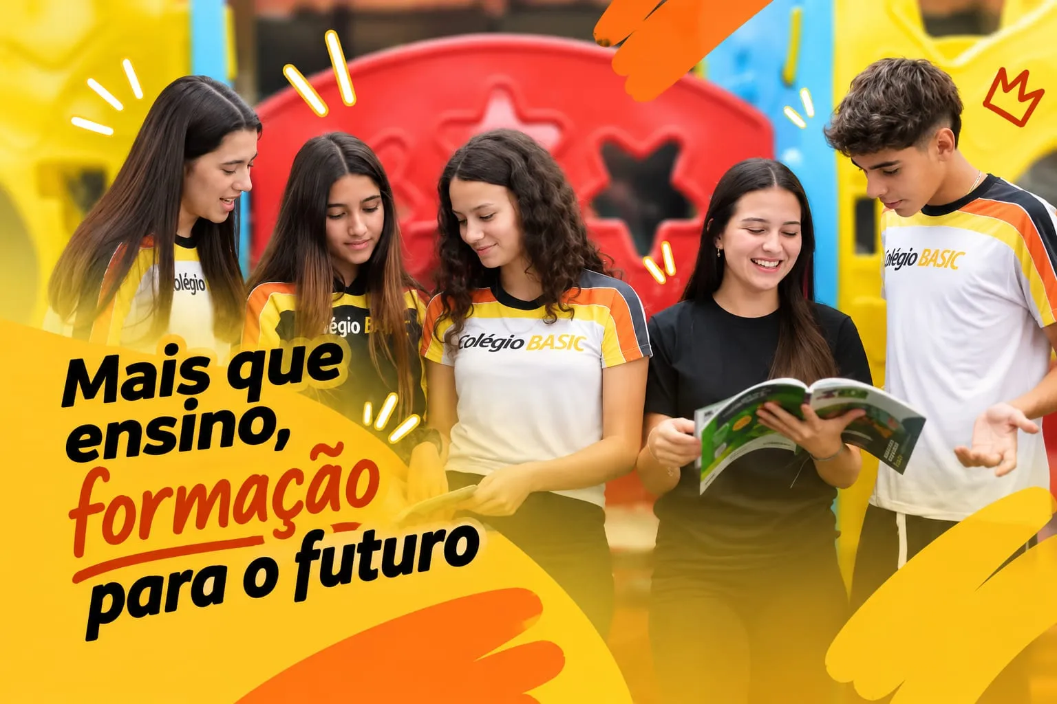 Mais que ensino, formação para o futuro: alunos do Colégio Basic lendo juntos no parque da escola