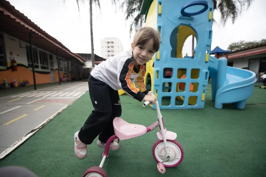 Menina no triciclo, Educação Infantil do Colégio Basic