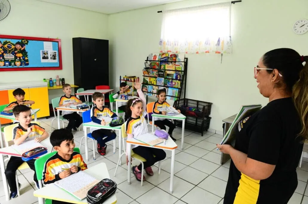 Professora com alunos da Educação Infantil na sala de aula do Colégio Basic