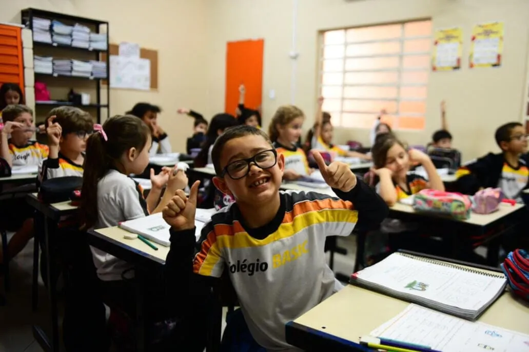 Sala de aula do Fundamental I do Colégio Basic com alunos e professora