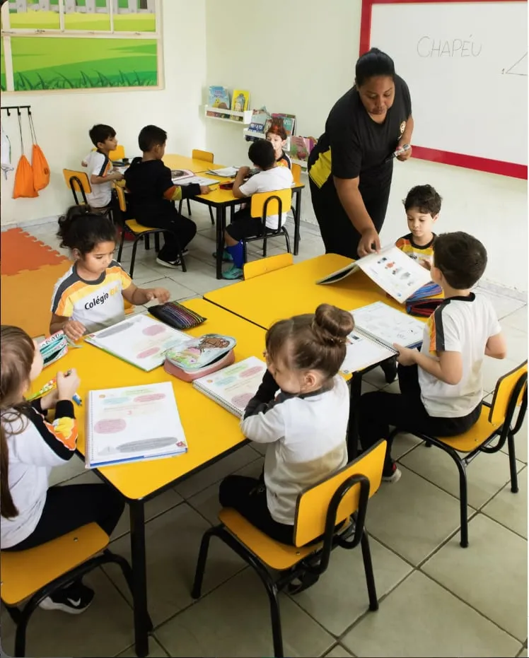 Turma com a professora, Educação Infantil do Colégio Basic